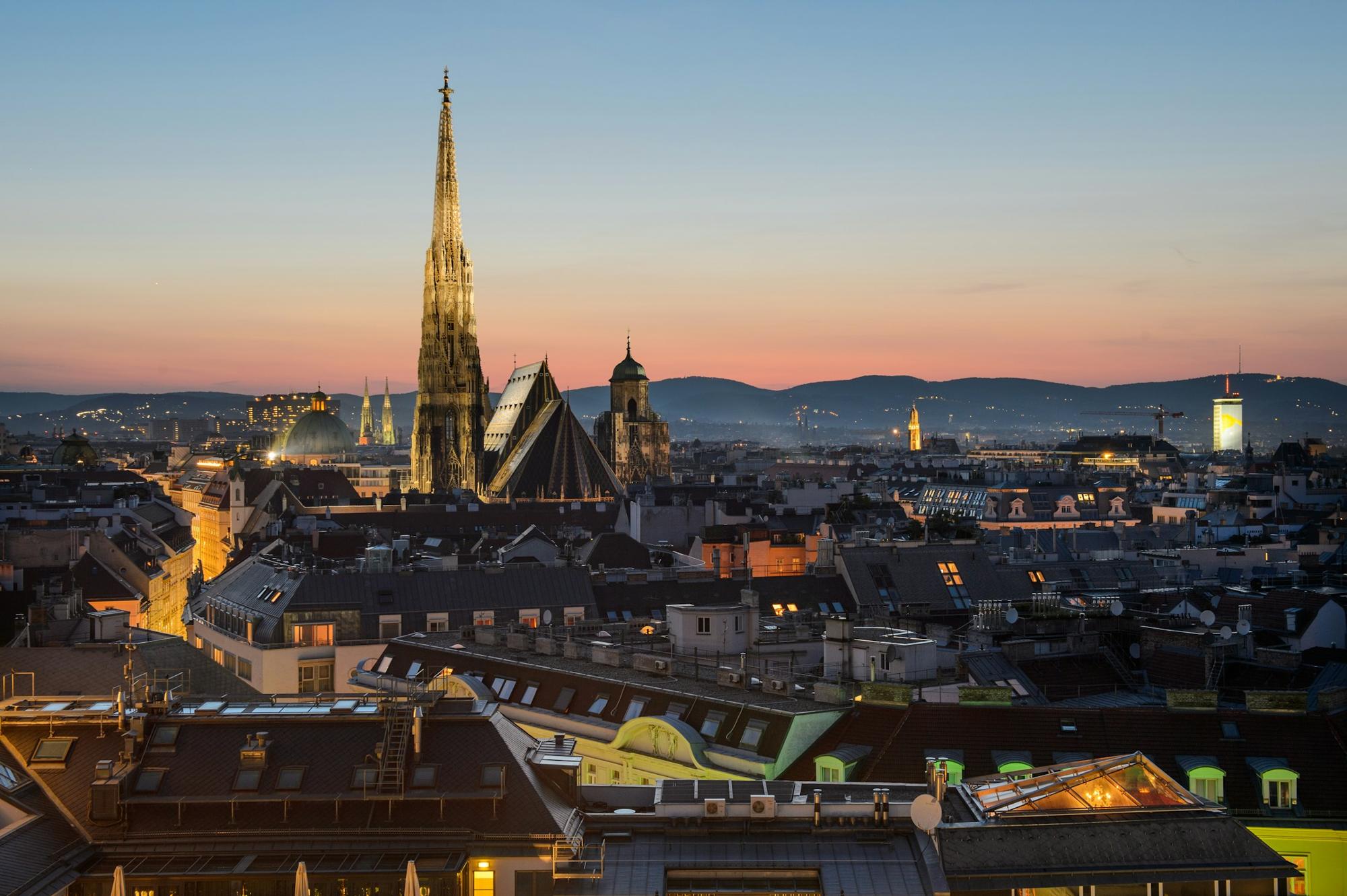 Blick über die Dächer von Wien mit dem Stephansdom